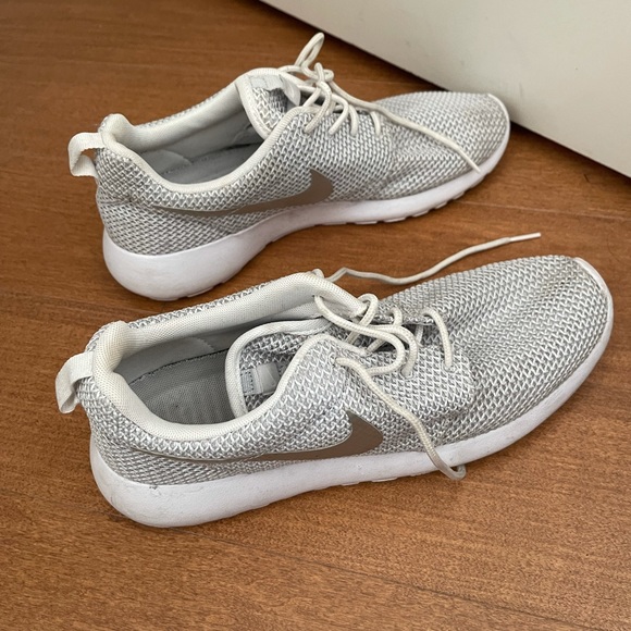 Nike Roshe One Sneaker in Light Grey/Silver - Picture 4 of 9